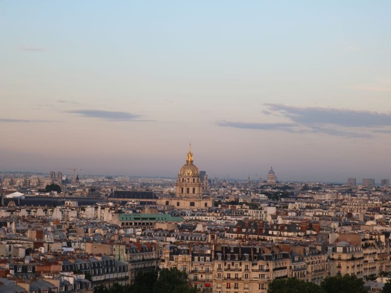 Ehe man sich versieht, steht man auf der Spitze des Eiffelturms und genießt die grandiose Aussicht.