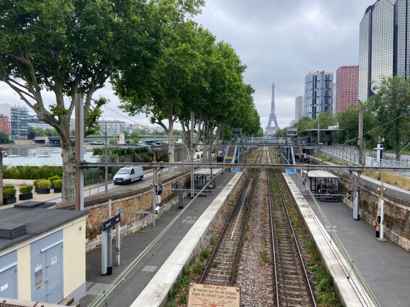 Mit dem RER reisen Sie von Versailles ins Stadtzentrum von Paris.