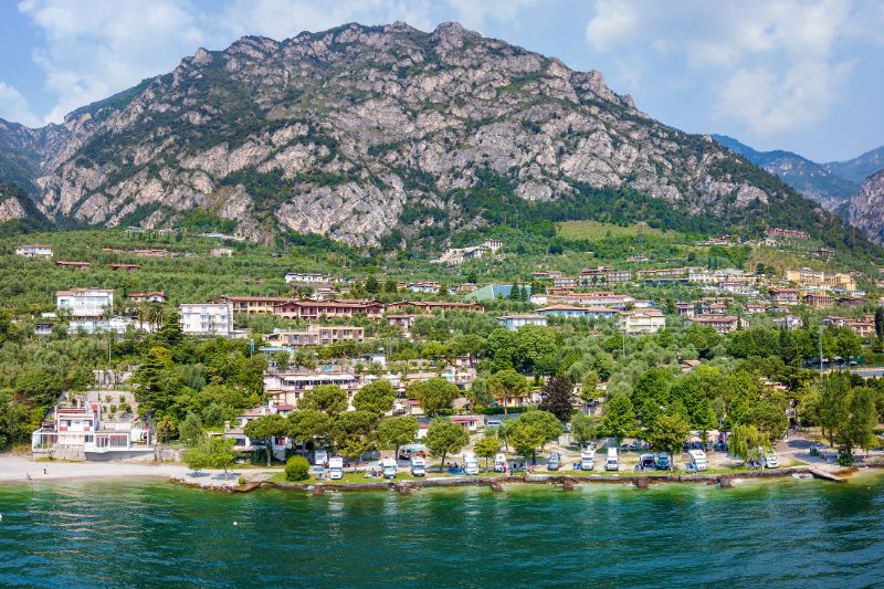 Der Campingpark Garda vor atemberaubendem Bergpanorama