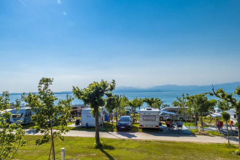 Geheimtipp am Gardasee: IdeaLazise mit Stellplätzen direkt am See – hier werden Campingträume wahr!