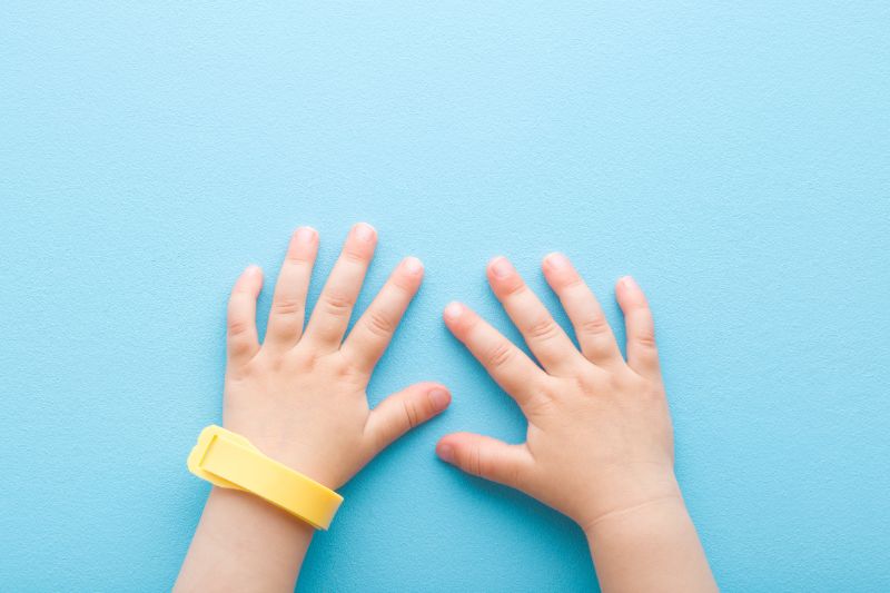 Armband mit wichtigsten Infos für Kinder im Urlaub