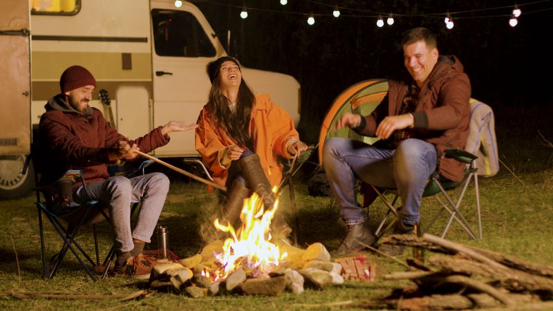 Gruppe von Freunden beim Camping