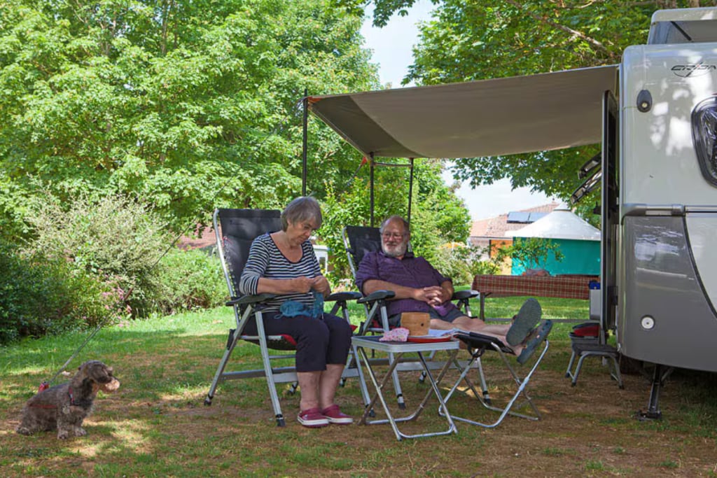 Paar bei Wohnwagen mit Hund Le Ventoulou Sites Paysages hundefreundlicher Campingplatz Frankreich