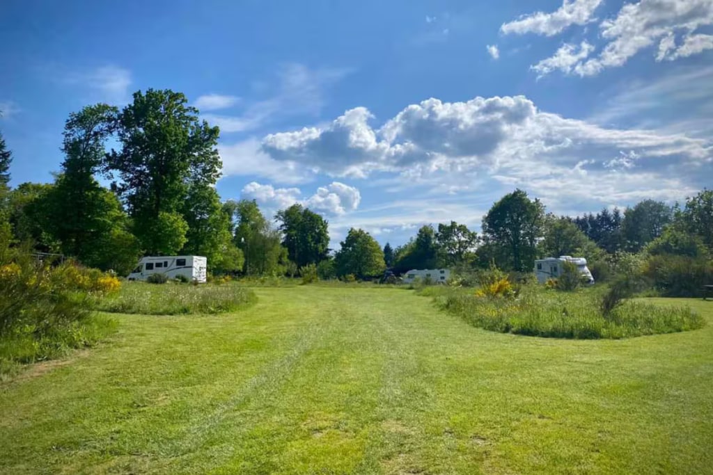 Campinggelände mit Wohnmobilen und Wohnwagen Le Ranch Camping et Glamping