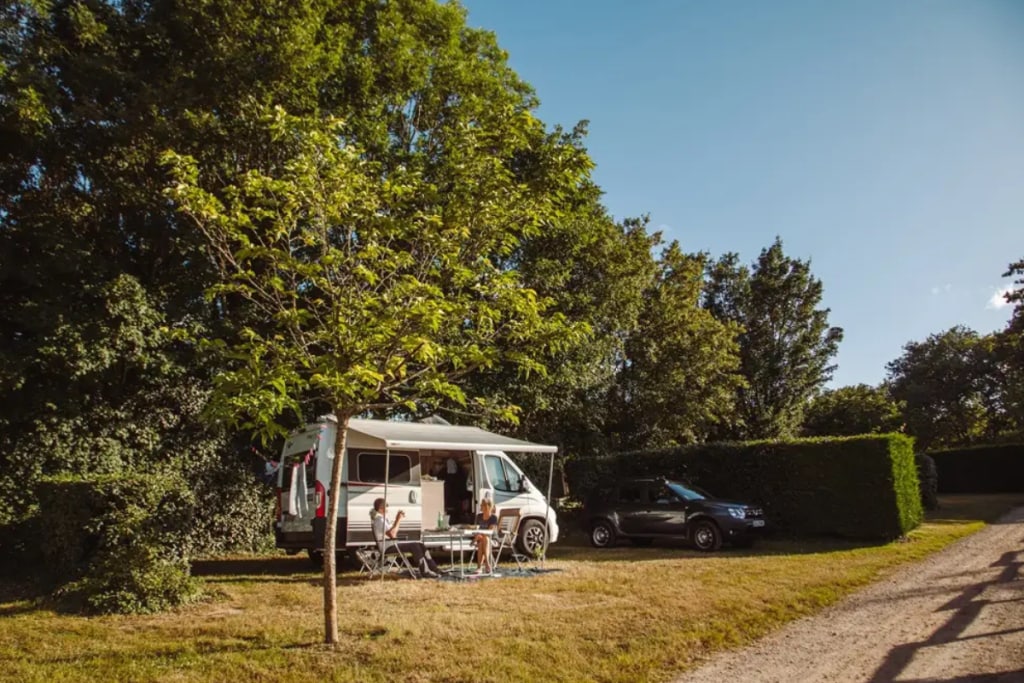 Mann und Frau vor Wohnmobil Camping Village de la Guyonnière beste Wohnmobilstellplätze