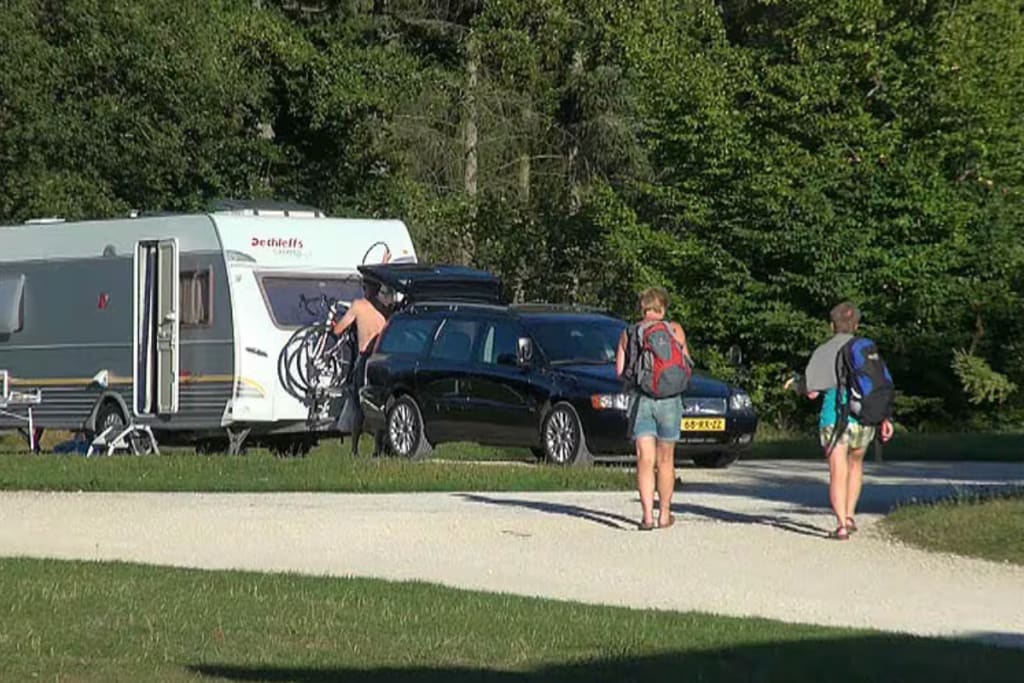 Mann und Frau wandern bester Campingplatz zum Wandern Camping Porte des Vosges