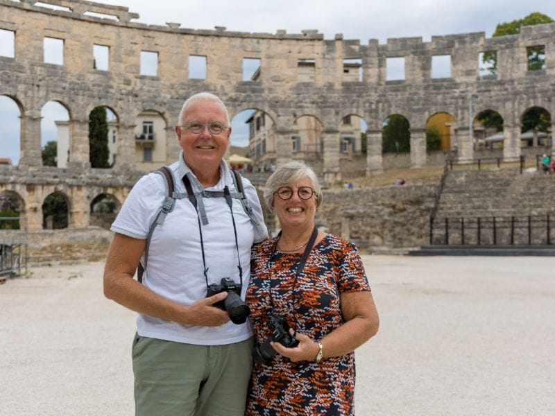 Sehenswürdigkeiten in Istrien: Jan und Tineke bei einer Führung im Kolosseum in Pula