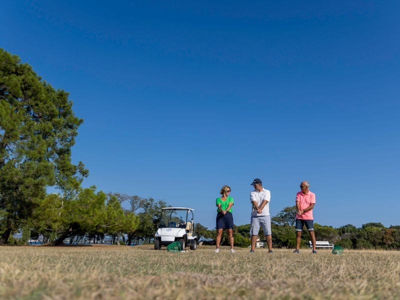 Golfen auf der Insel Brijuni mit Blick aufs Meer – Daran könnten sich Ronald und Jeanine gewöhnen.