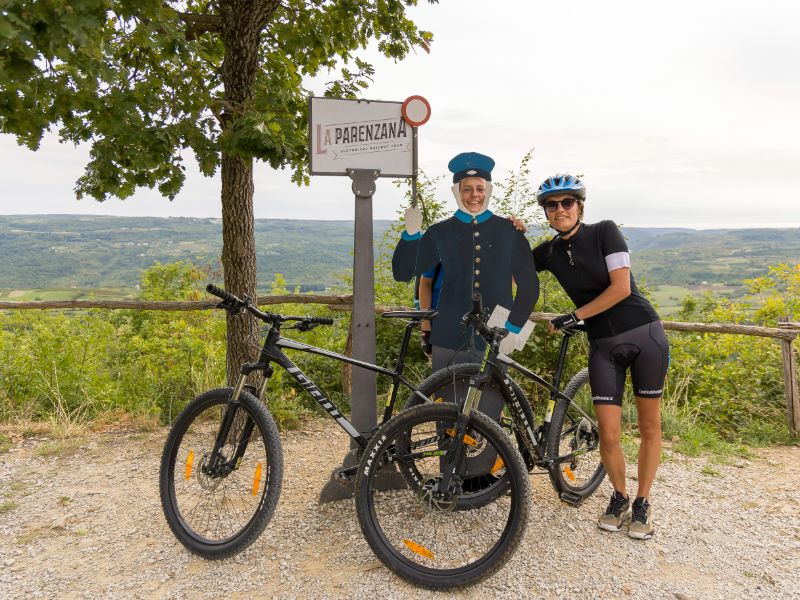 Alie und Nellie kommen auf dem Parenzana Trail ganz schön ins Schwitzen. Da ist jeder Spaß herzlich willkommen.