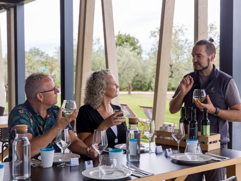 Olivenöl kostet man wie Wein: Walter und Silvia lernen, wie es geht und probieren die besten Öle der Region.