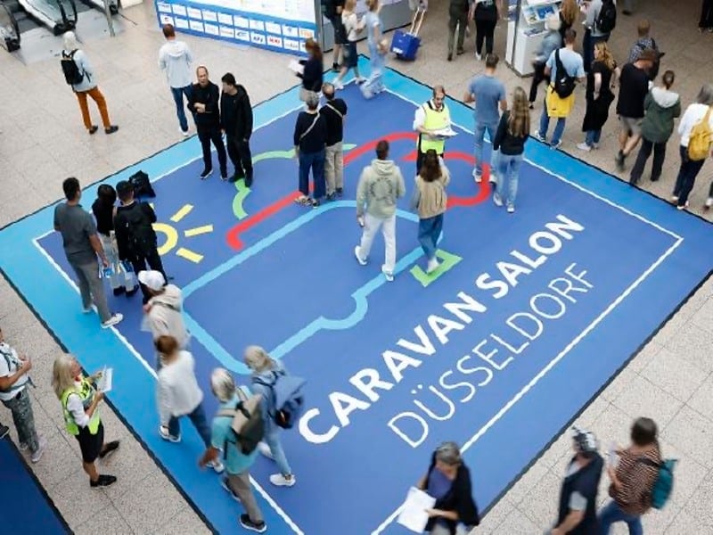 Messebesucher auf dem Caravan Salon