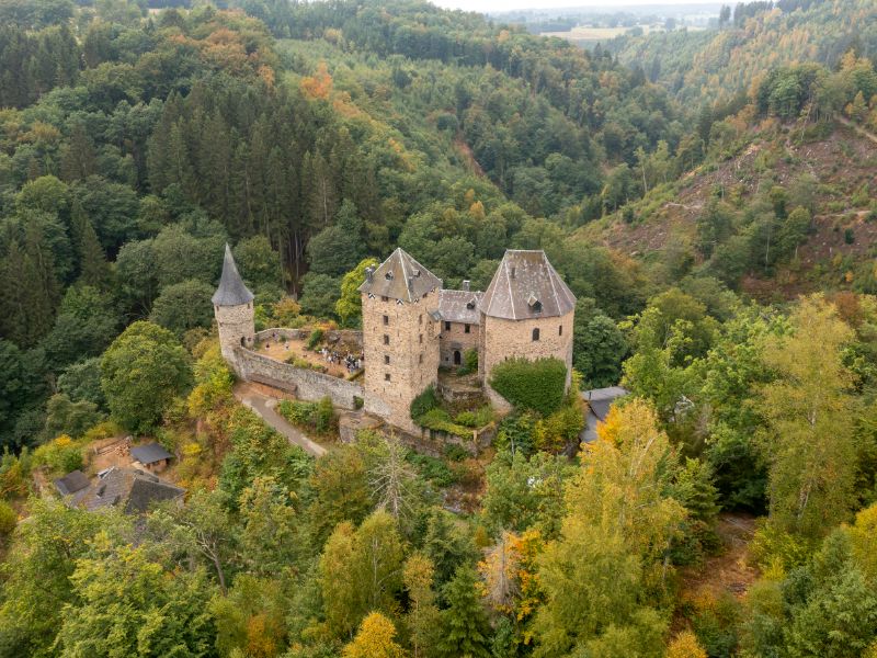 Burg Reinhardstein den Wäldern der Ardennen.