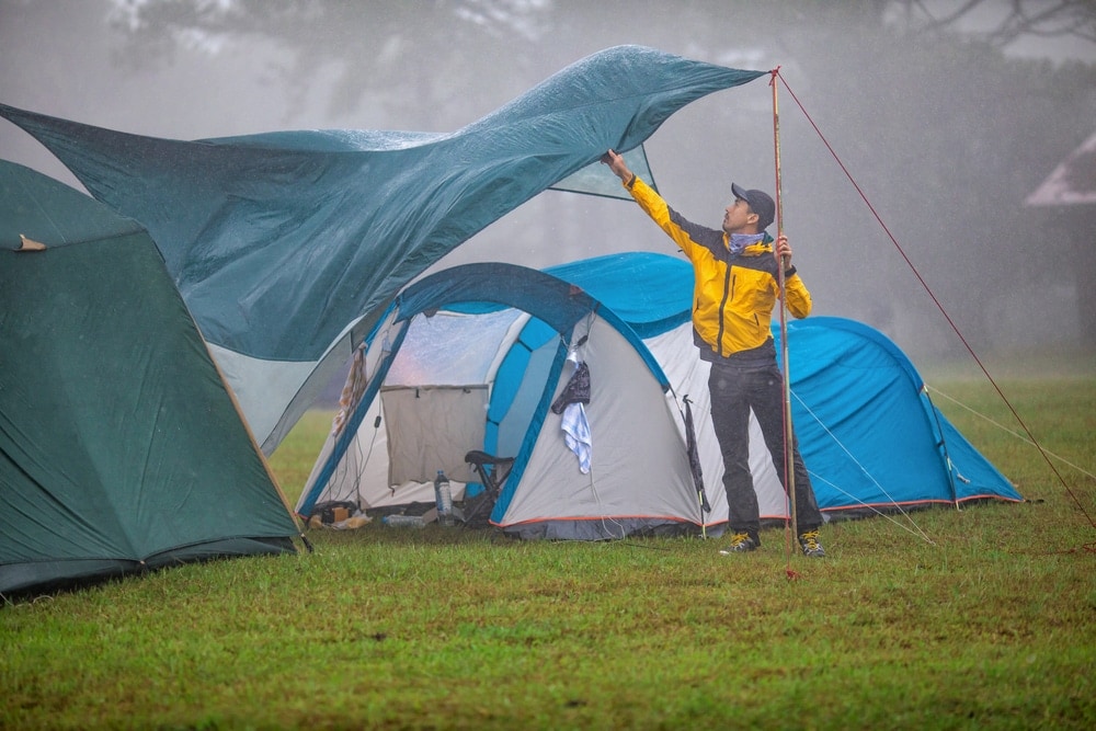 Camping im Regen: Zelt im Schauer sichern