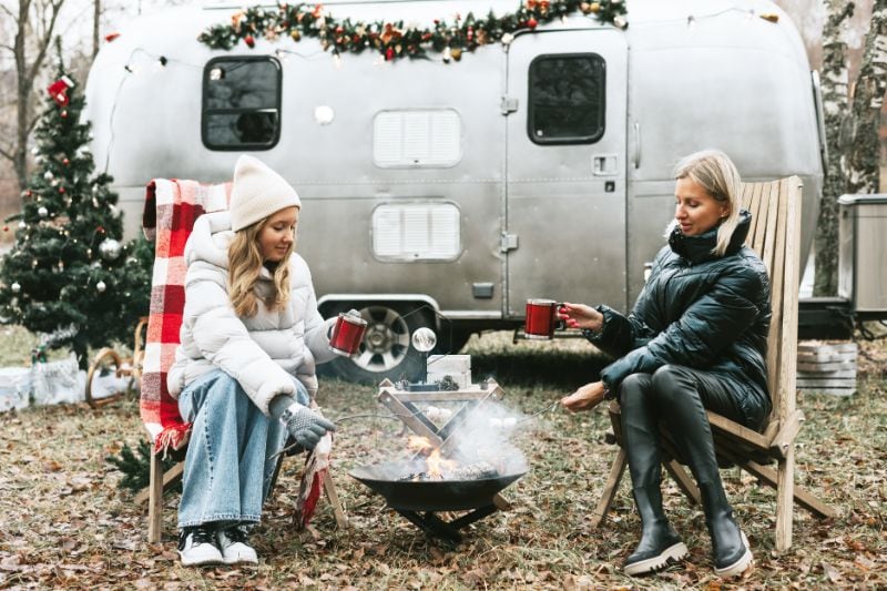 Wintercamping in der Heimat, mit Glühwein und einem wärmenden Feuerchen