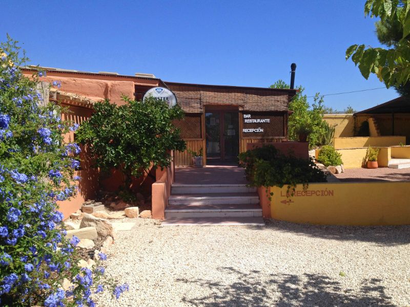 Restaurant und Rezeptionsgebäude des Erwachsenen-Campingplatzes im typisch spanischen Baustil