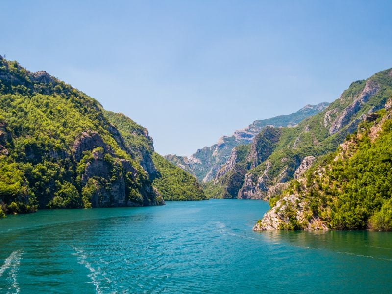 Urlaub in Albanien: der Koman-Stausee