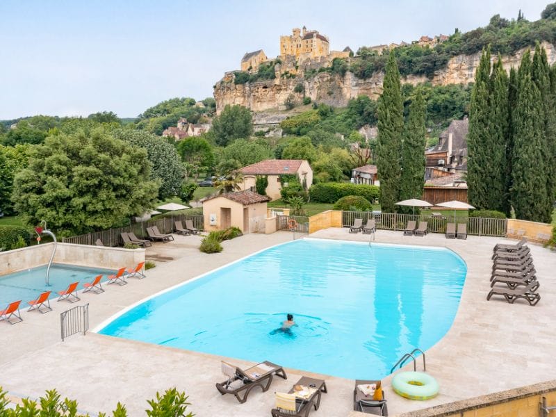 Camping Le Capeyrou an der Dordogne mit Blick auf Château de Beynac