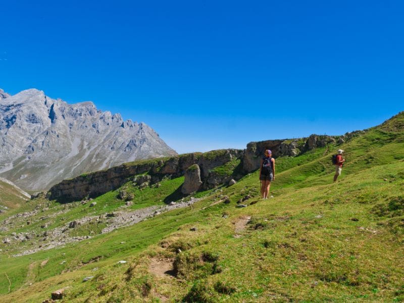 Berglandschaft der Picos de Europa mit grünen Tälern