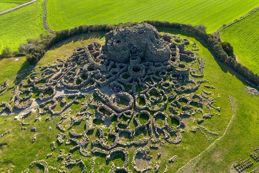 Ruinenanlage auf einer Wiese