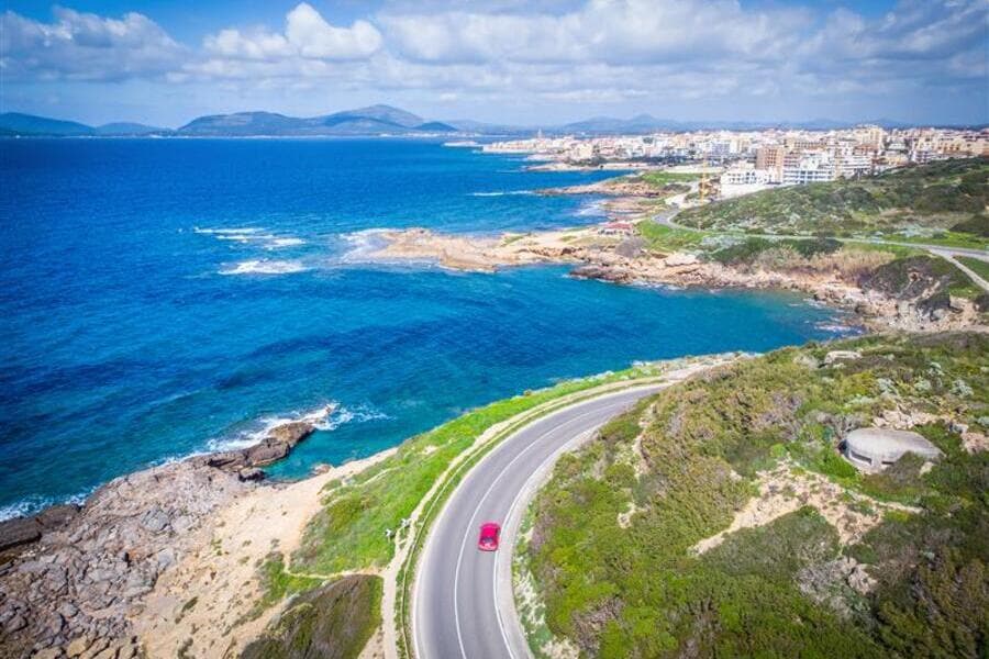 Auto auf einer Küstenstraße