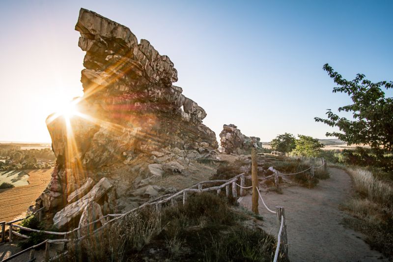 Nationalpark Harz bei Sonnenaufgang: Nebel über den Wäldern und Bergsilhouette im Hintergrund