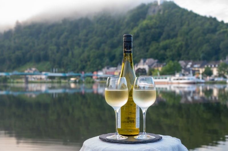 Mosel-Region in Deutschland: Weinarrangement mit Blick auf die Mosel und malerische Weinberge