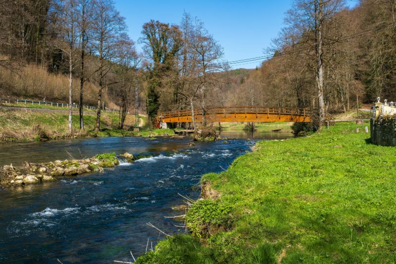 Reiseziele in Deutschland: der Fluss Kleine Wiesent in der Fränkischen Schweiz
