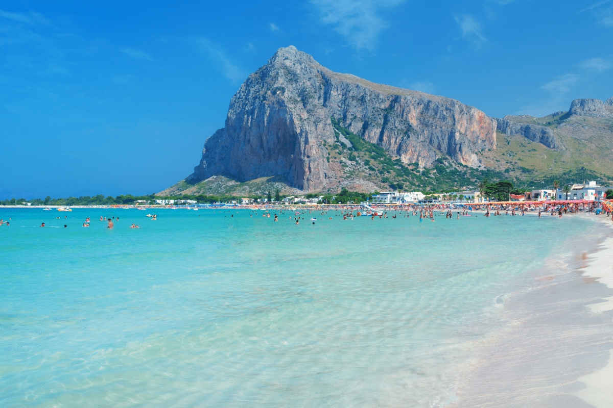 Strand von San Vito Lo Capo auf Sizilien mit Blick auf den Monte Monaco
