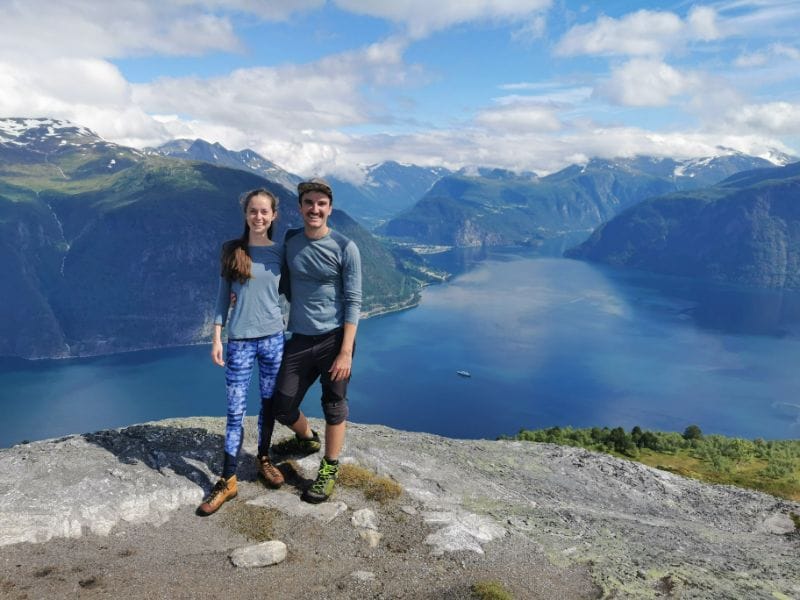 Maja und Felix auf einem Berg mit Fjord und Bergen im Hintergrund