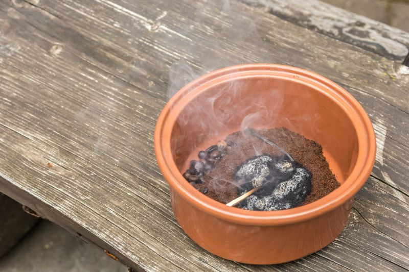 Rauchendes Kaffeepulver in einer Schale
