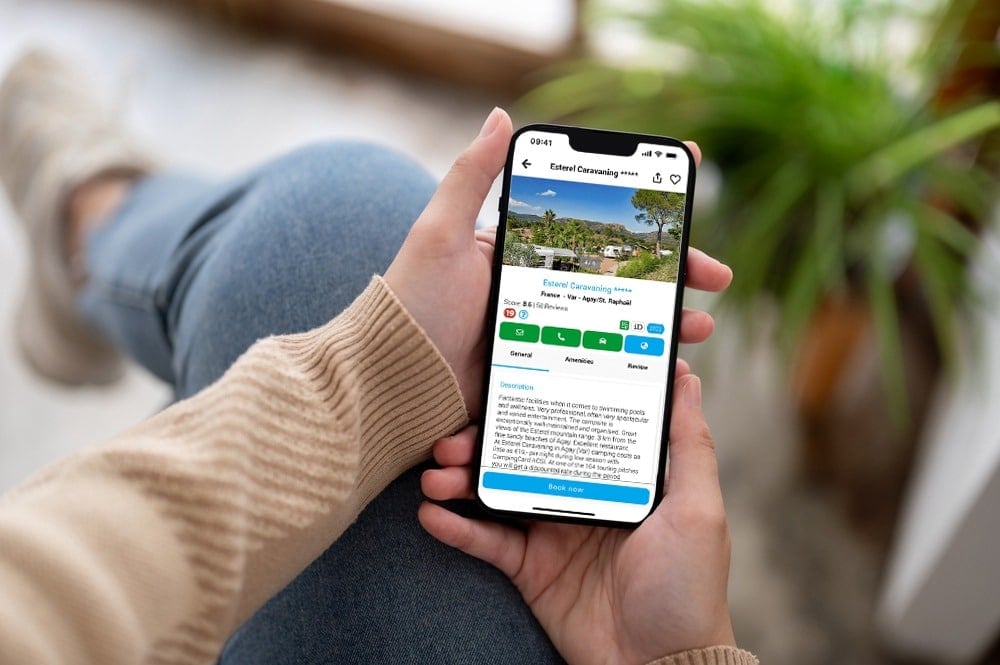 Smartphone mit geöffneter CampingCard-Webseite