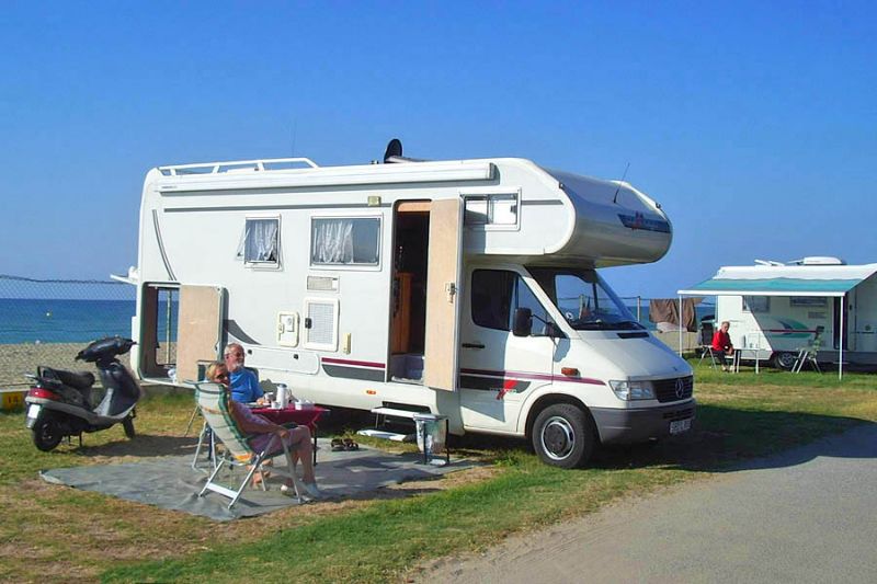 Stellplatz direkt am Meer: Auf Camping 3 Estrellas Barcelona schläfst du mit Wellenrauschen und Blick aufs Mittelmeer.