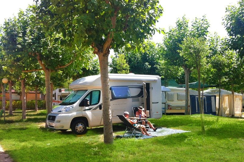Mit dem Wohnmobil mitten in den Bergen: großzügige Stellplätze auf dem Platz Camping Prades Park