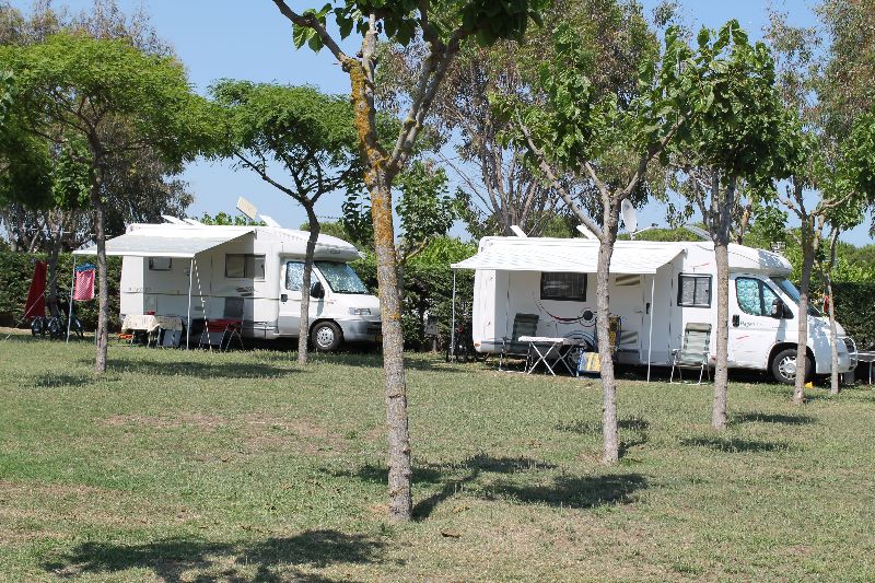 Zwei Wohnmobile auf den grünen Stellplätzen – Camping am Meer mit ungewöhnlich viel Rasenfläche.