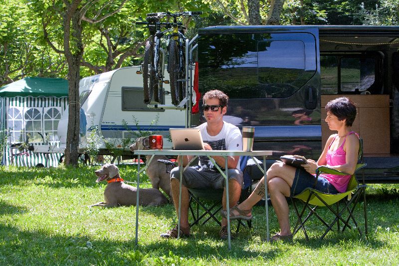 Camping Verneda: Mit dem Wohnmobil zwischen Bergen und Fluss – ideal für Sommerabenteuer und Winterträume.