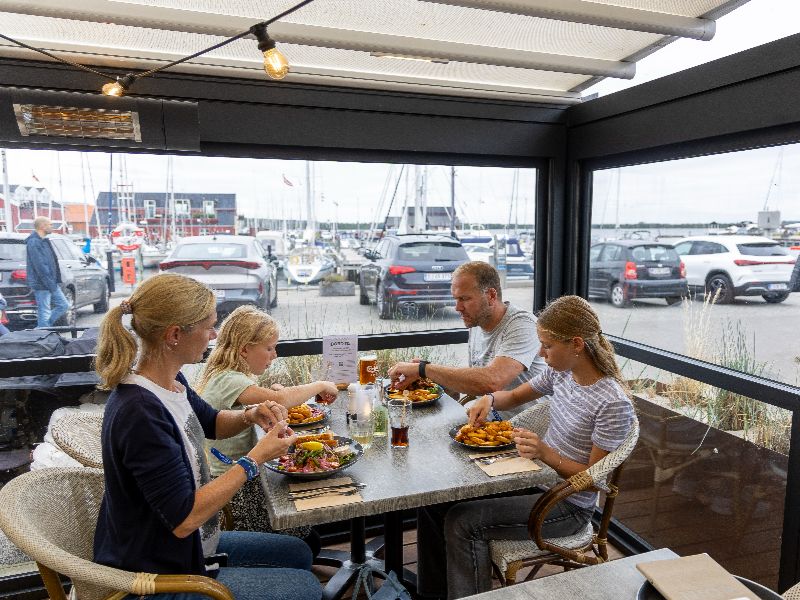 Die Rienhoffs essen im Fischrestaurant im Hafen von Juelsminde