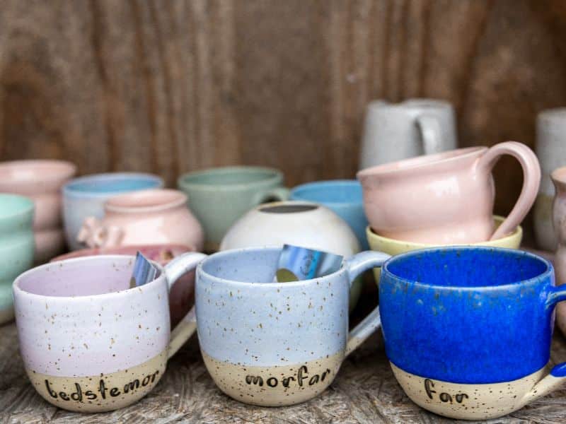 Tassen in Pastellfarben mit der Beschriftung bedstemor, morfar, far.
