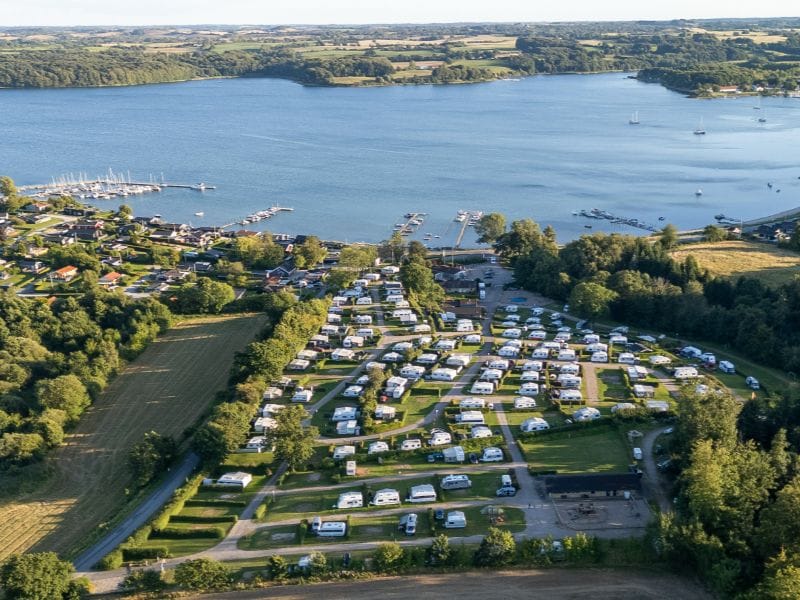 Der Campingplatz Sønderballe Strand Camping mit Lage an der Genner Bucht.