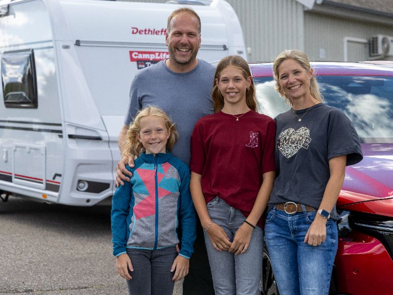 Die Rienhoffs: Vater Jens, Mutter Petra und die Töchter Miriam und Leonie vor ihrem Carvan-Gespann