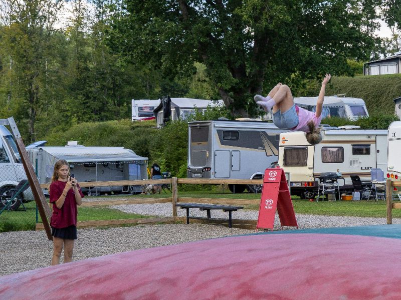 Miriam und Leonie auf dem Trampolin des Campingplatzes.