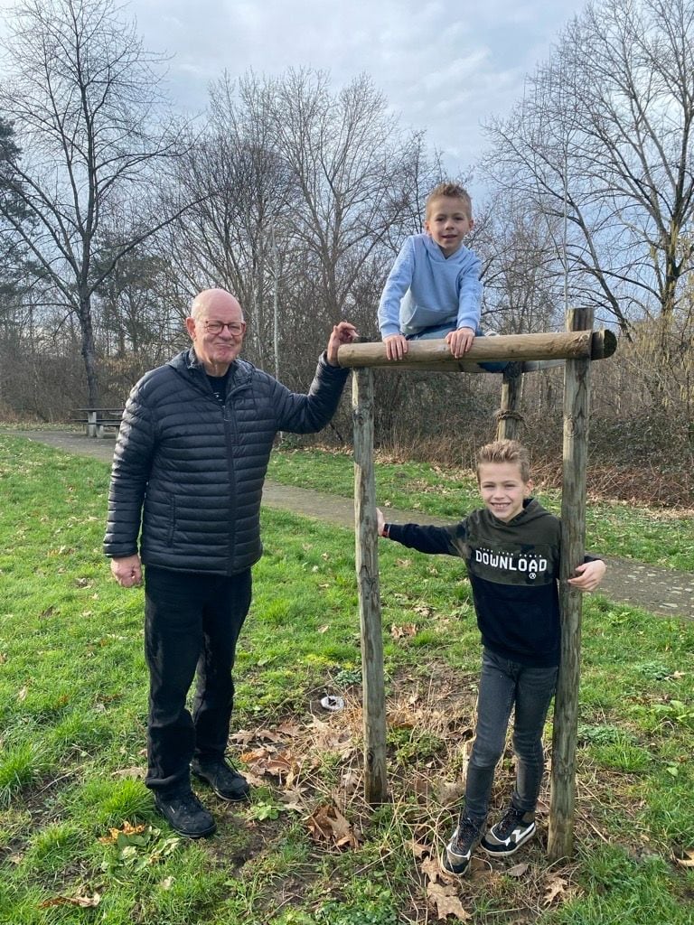 Familienpause am Rastplatz Schleifweg bei Muggensturm – manchmal reicht eine Picknickbank und ein Ball für die perfekte Pause.