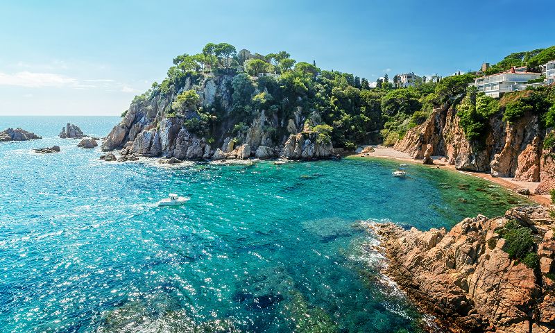 Blick auf die malerische Bucht von den Marimurtra-Gärten in Blanes an der Costa Brava