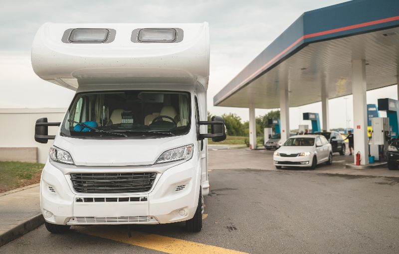 Nicht jede Raststätte ist ein Highlight – oft sieht der Stopp unterwegs einfach so aus: Tankstelle, Parkplatz, kurze Pause.