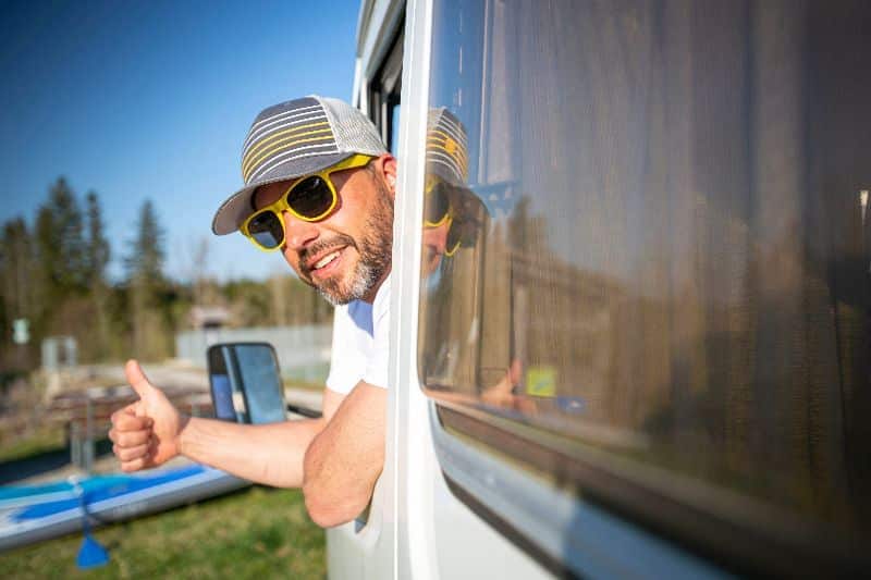 Pause mit Aussicht: Im Allgäu beginnt für viele Camper der Urlaub – Daumen hoch für die erste Bergsicht!