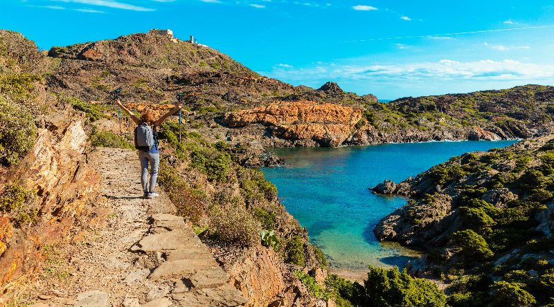 Wandern an der Costa Brava: Wunderschöne Panoramasicht auf den Strand, die Klippen und das Leuchtturm