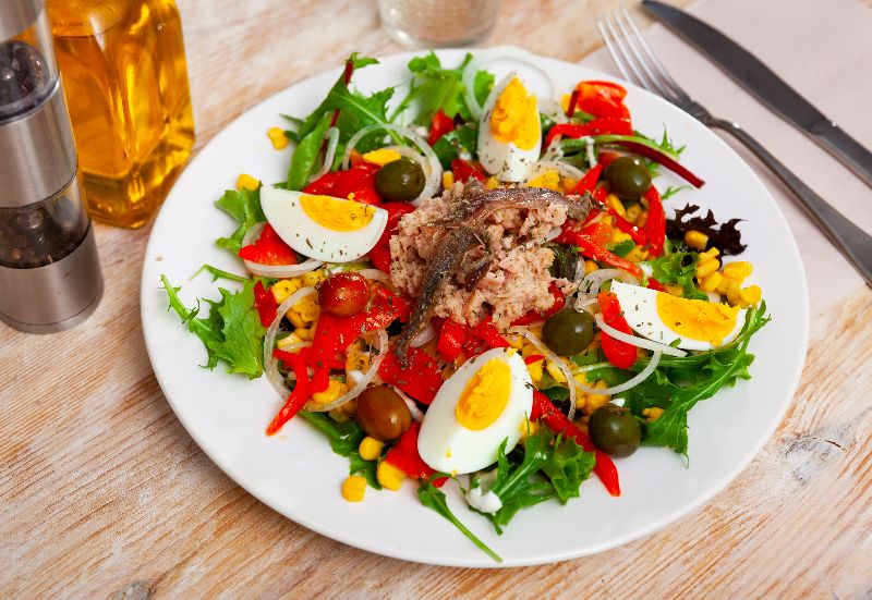 Traditionelle Küche Kataloniens: Salat Xato mit Kabeljau, Eier und Oliven