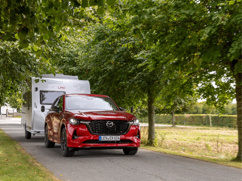 Roter Mazda CX-60 mit dem LMC Style 400 F als Wohnwagen