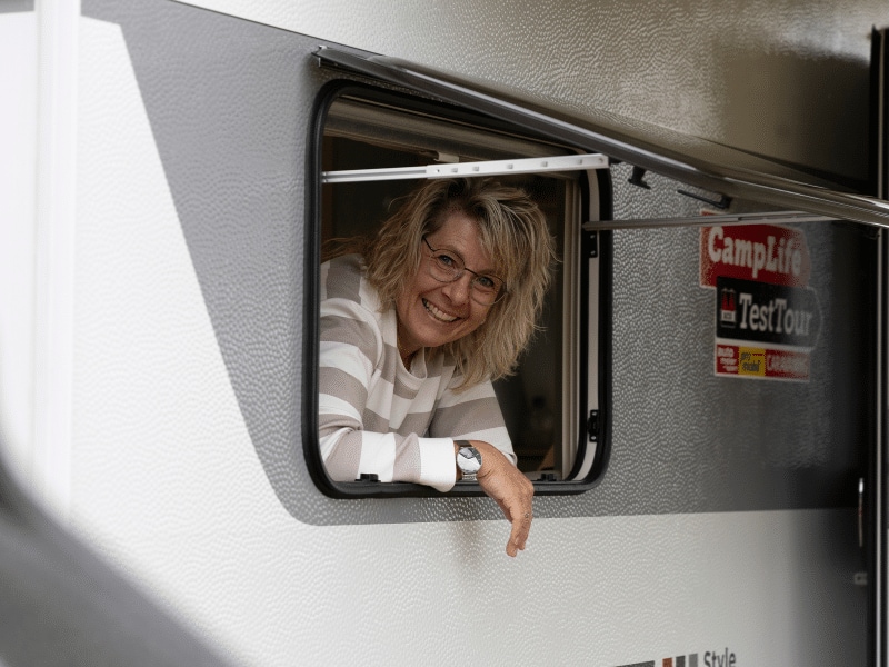 Herta schaut aus dem Fenster des Wohnwagens.