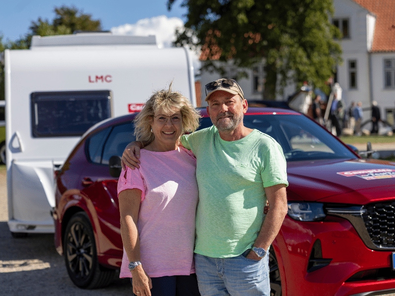 Herta und Frank vor ihrem Gespann aus Mazda CX-60 und LMC Style 400 F