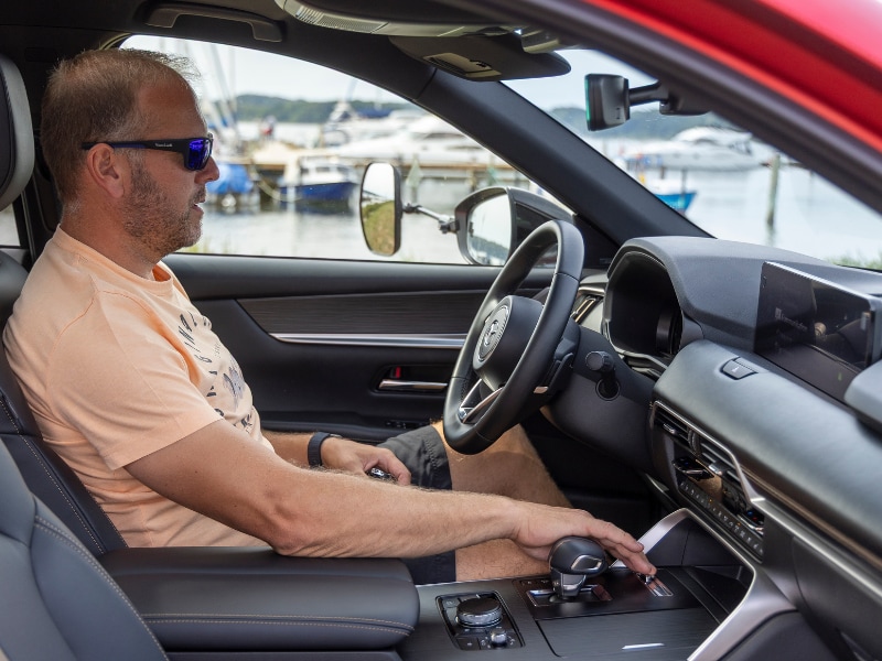 Jens sitzt auf dem Fahrersitz 